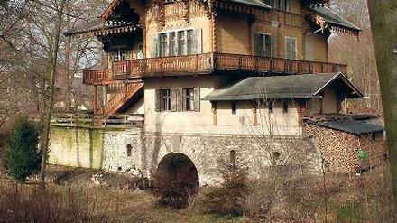 Denkmalgeschütztes Welterbe. Ein Schweizerhaus in Klein Glienicke.