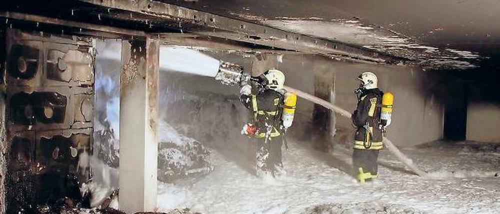 Völlig ausgebrannt. In der Nacht zu Sonntag bekämpfte die Potsdamer Feuerwehr einen Autobrand im Kirchsteigfeld. Die Feuerwehrleute rückten mit Atemschutzmasken vor und setzten Löschschaum ein. Die Polizei geht von einem Brandanschlag aus; die Ermittlungen sind noch nicht abgeschlossen.