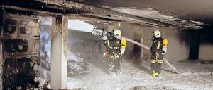 Völlig ausgebrannt. In der Nacht zu Sonntag bekämpfte die Potsdamer Feuerwehr einen Autobrand im Kirchsteigfeld. Die Feuerwehrleute rückten mit Atemschutzmasken vor und setzten Löschschaum ein. Die Polizei geht von einem Brandanschlag aus; die Ermittlungen sind noch nicht abgeschlossen.