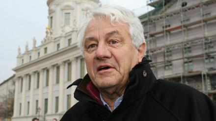 ...Ihr Dank gilt dem Software-Milliardär Hasso Plattner, der mit einer Spende über 20 Millionen Euro die Rekonstruktion der Knobelsdorff-Fassade des alten Stadtschlosses ermöglicht.