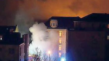 Qualm. Zum Löschen der brennenden Autos sperrte die Feuerwehr die Straße.