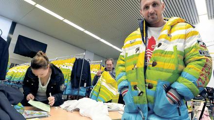 Der Anzug passt, die sportliche Form noch nicht ganz. Kevin Kuske vom SC Potsdam wurde gestern im bayrischen Erding mit der Olympia-Kollektion für Sotschi ausgestattet. Der 35-Jährige bereitet sich auf seine vierten Olympischen Spiele vor, bei der er seine Medaillensammlung erweitern möchte. Bislang gewann der Anschieber viermal Gold und einmal Silber bei Olympischen Spielen sowie 34 Medaillen bei Welt- und Europameisterschaften.