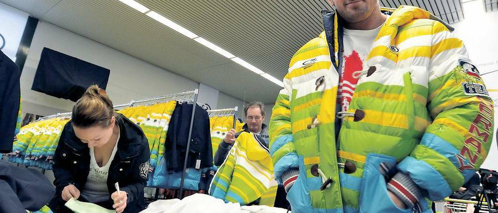 Der Anzug passt, die sportliche Form noch nicht ganz. Kevin Kuske vom SC Potsdam wurde gestern im bayrischen Erding mit der Olympia-Kollektion für Sotschi ausgestattet. Der 35-Jährige bereitet sich auf seine vierten Olympischen Spiele vor, bei der er seine Medaillensammlung erweitern möchte. Bislang gewann der Anschieber viermal Gold und einmal Silber bei Olympischen Spielen sowie 34 Medaillen bei Welt- und Europameisterschaften.
