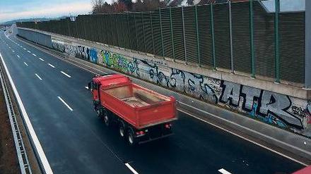 Abgeschottet. Während die Güterfelder gut geschützt wohnen, bekommen die Stahnsdorfer die volle Dröhnung ab.
