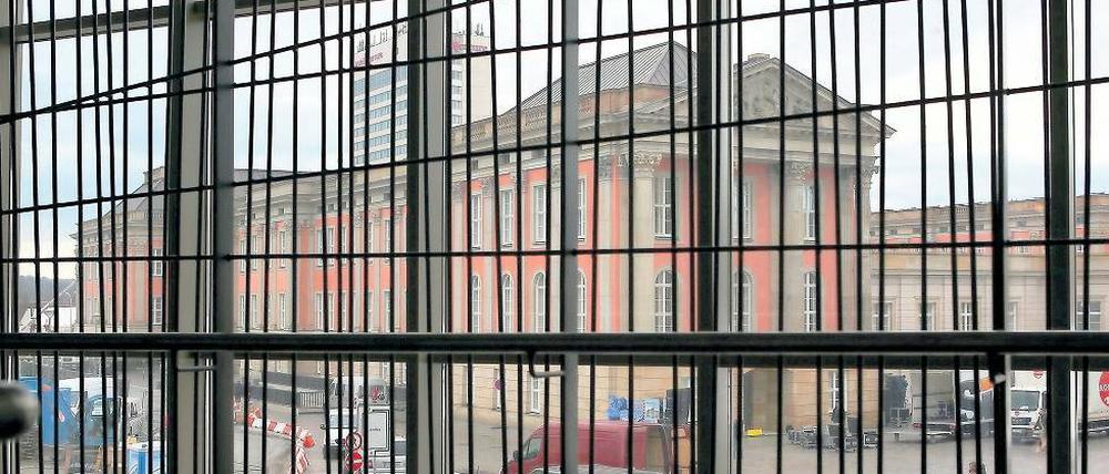 Zimmer ohne Aussicht. Aus der ersten Etage im Potsdam Museum könnte man den Alten Markt mit Schloss sehen – wäre da nicht das Gitterkonstrukt im Treppenhaus. Seit langem gibt es Streit, weil der Entwurf nicht mit der Museumsleitung abgesprochen war.