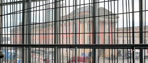 Zimmer ohne Aussicht. Aus der ersten Etage im Potsdam Museum könnte man den Alten Markt mit Schloss sehen – wäre da nicht das Gitterkonstrukt im Treppenhaus. Seit langem gibt es Streit, weil der Entwurf nicht mit der Museumsleitung abgesprochen war.