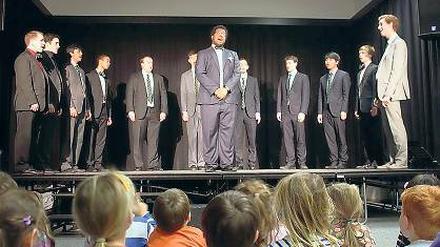 Let’s sing. Zwölf Harvard Studenten bringen Schüler zum Lachen.