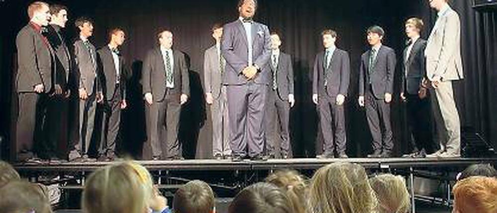 Let’s sing. Zwölf Harvard Studenten bringen Schüler zum Lachen.