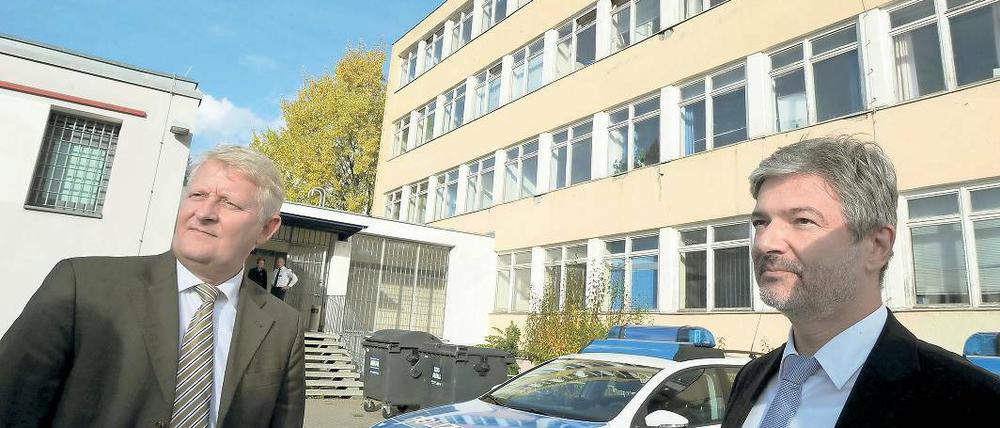 Hilfe kommt. Innenminister Ralf Holzschuher - hier mit Polizeipräsident Arne Feuring - will in Brandenburg wieder mehr Polizisten auf Streife schicken – bis Oktober sollen es mindestens 150 zusätzliche Beamte sein.