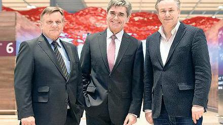 Wann fliegen sie denn? Zur BER-Baustelle kamen Hartmut Mehdorn, Joe Kaeser und Klaus Wowereit (v.l.) in Schwarz.