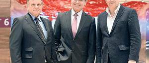 Wann fliegen sie denn? Zur BER-Baustelle kamen Hartmut Mehdorn, Joe Kaeser und Klaus Wowereit (v.l.) in Schwarz.