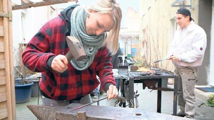 Draufhauen. Beim Workshop lernen die Jugendlichen das Schmieden. (Archivfoto)