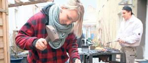 Draufhauen. Beim Workshop lernen die Jugendlichen das Schmieden. (Archivfoto)