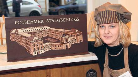 Knobelsdorff in Zartbitter. Schloss-Konditorin Heike Wollherr hat mehrere Pfund Schokolade zu diesem Schmuckstück verarbeitet. Das sieht gut aus und soll auch so schmecken: „Alles Bioschokolade“, sagt Wollherr. Im Schaufenster der Confiserie ist das Schoko-Schloss neben anderen Potsdam-Ansichten derzeit ausgestellt.