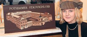 Knobelsdorff in Zartbitter. Schloss-Konditorin Heike Wollherr hat mehrere Pfund Schokolade zu diesem Schmuckstück verarbeitet. Das sieht gut aus und soll auch so schmecken: „Alles Bioschokolade“, sagt Wollherr. Im Schaufenster der Confiserie ist das Schoko-Schloss neben anderen Potsdam-Ansichten derzeit ausgestellt.