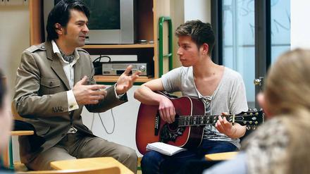 Mach was draus: Damian Bennet (r.) begleitet sich an der Gitarre und singt: „Was nützt dein Talent, wenn du nichts daraus machst?“ Musiker und Entertainer Mark Scheibe hilft ihm und anderen Potsdamer Gymnasiasten beim Texten und Komponieren.