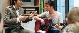 Mach was draus: Damian Bennet (r.) begleitet sich an der Gitarre und singt: „Was nützt dein Talent, wenn du nichts daraus machst?“ Musiker und Entertainer Mark Scheibe hilft ihm und anderen Potsdamer Gymnasiasten beim Texten und Komponieren.