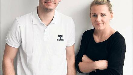 Aufeinandertreffen. Julia Simic und Björn Laars spielen am morgigen Sonnabend im Rahmen des Hallenmasters gegeneinander. Was ihnen am Fußball des anderen Geschlechts gefällt, haben sie sich in der Geschäftsstelle des SV Babelsberg erzählt.
