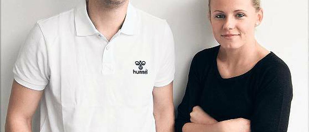 Aufeinandertreffen. Julia Simic und Björn Laars spielen am morgigen Sonnabend im Rahmen des Hallenmasters gegeneinander. Was ihnen am Fußball des anderen Geschlechts gefällt, haben sie sich in der Geschäftsstelle des SV Babelsberg erzählt.