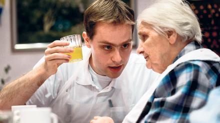 Zum Wohl – Altenpfleger wie Christoph Hamar brauchen Geduld.
