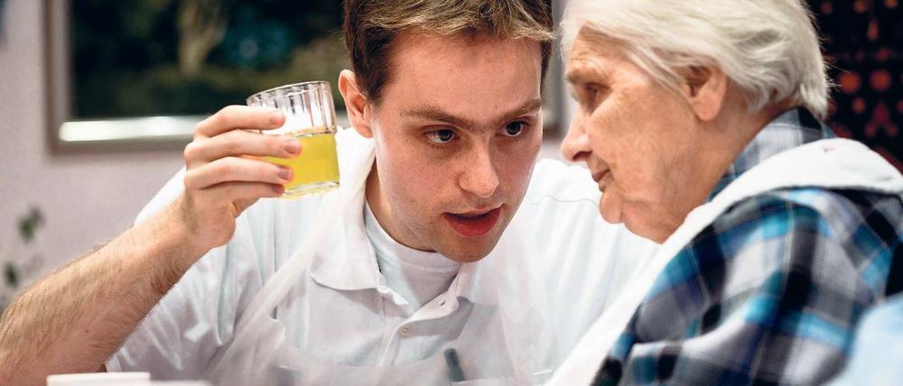 Zum Wohl – Altenpfleger wie Christoph Hamar brauchen Geduld.