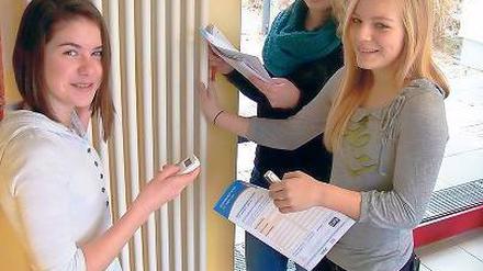 Auf heißer Spur. Milena Neumann (l.) und ihre Mitschülerinnen bei der Arbeit.
