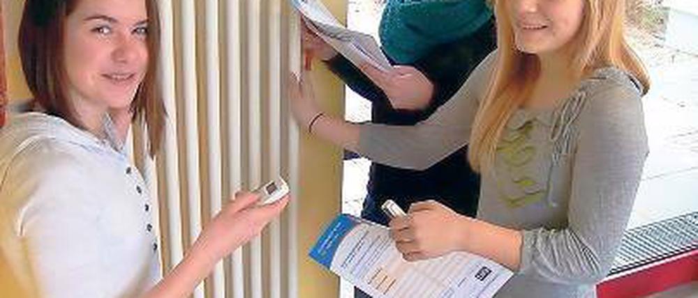 Auf heißer Spur. Milena Neumann (l.) und ihre Mitschülerinnen bei der Arbeit.