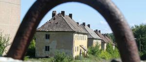 Zerfallene Häuser auf dem ehemaligen Kasernengelaende in Potsdam-Krampnitz.