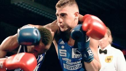 Setzte den ersten Schlag zum Sieg: Motor-Boxer Omar El-Hag.