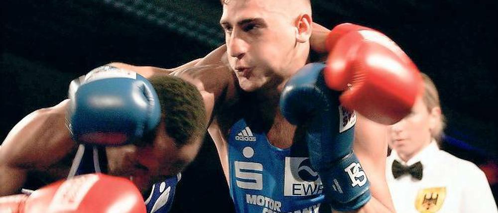 Setzte den ersten Schlag zum Sieg: Motor-Boxer Omar El-Hag.