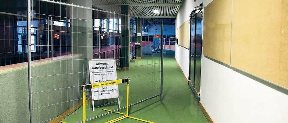 Zugang verwehrt. Diese Sporthalle am Luftschiffhafen ist geschlossen.