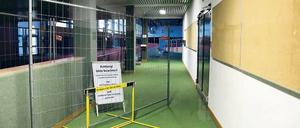 Zugang verwehrt. Diese Sporthalle am Luftschiffhafen ist geschlossen.