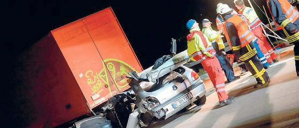 Eingekeilt. Das Unfallopfer musste aus dem Wagen geschnitten werden.