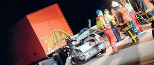 Eingekeilt. Das Unfallopfer musste aus dem Wagen geschnitten werden.