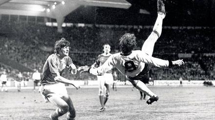Den Rücken zum Boden. Fallrückzieher gehören zur gehobenen Fußballakrobatik – hier von Klaus Fischer im Länderspiel gegen die Schweiz.