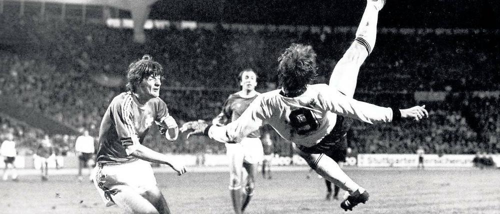 Den Rücken zum Boden. Fallrückzieher gehören zur gehobenen Fußballakrobatik – hier von Klaus Fischer im Länderspiel gegen die Schweiz.