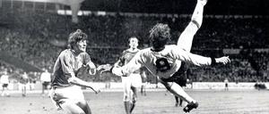 Den Rücken zum Boden. Fallrückzieher gehören zur gehobenen Fußballakrobatik – hier von Klaus Fischer im Länderspiel gegen die Schweiz.