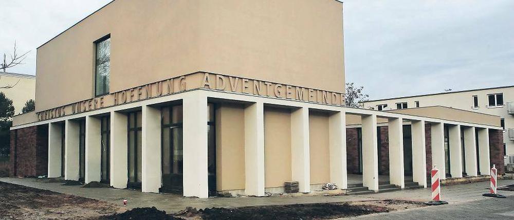 „Christus unsere Hoffnung.“ Die Freikirche der Siebenten-Tags-Adventisten errichtete für ihre Potsdamer Adventgemeinde an der Pappelallee ein neues Gemeindezentrum. Die Freie evangelische Gemeinde Potsdam wird das Kirchengebäude ebenfalls nutzen. Am 25. Januar wird das Haus offiziell eingeweiht.