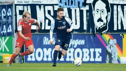 Nulldrei gegen Homophobie. Seit Dezember 2012 positioniert sich der Verein im Karl-Liebknecht-Stadion.