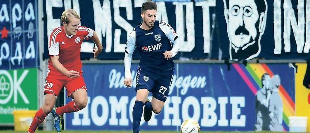 Nulldrei gegen Homophobie. Seit Dezember 2012 positioniert sich der Verein im Karl-Liebknecht-Stadion.