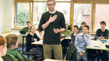 Unterricht beim Muttersprachler. Lehramtsstudent Keegan Hecht aus South Dakota in den USA hospitiert im Humboldt-Gymnasium und hilft auch mal im Englischkurs. „Die Schüler hier können alle sehr gut Englisch sprechen“, sagt er erfreut.
