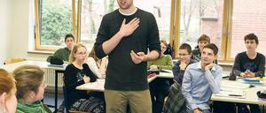 Unterricht beim Muttersprachler. Lehramtsstudent Keegan Hecht aus South Dakota in den USA hospitiert im Humboldt-Gymnasium und hilft auch mal im Englischkurs. „Die Schüler hier können alle sehr gut Englisch sprechen“, sagt er erfreut.