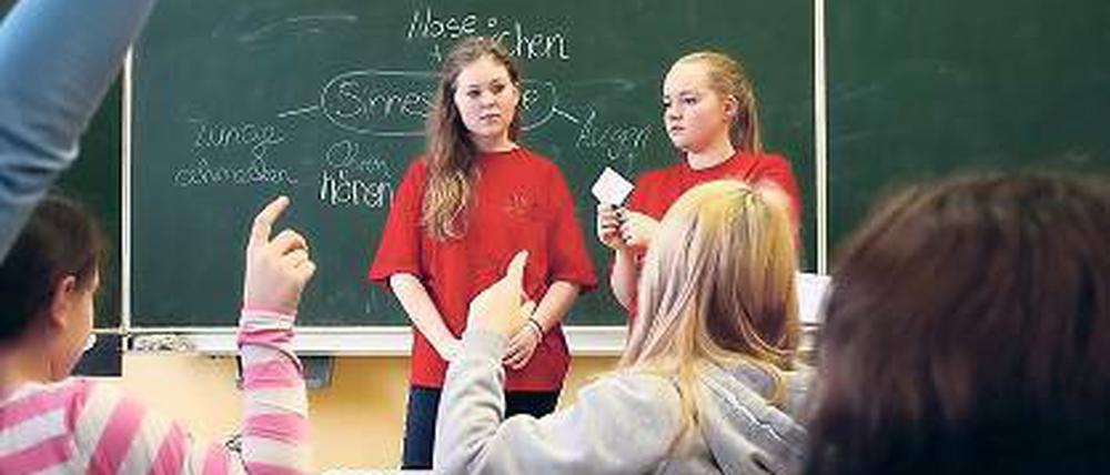Junge Lehrkräfte. Carolin (17) und Marlene (16) unterrichten in Michendorf.