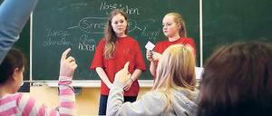 Junge Lehrkräfte. Carolin (17) und Marlene (16) unterrichten in Michendorf.