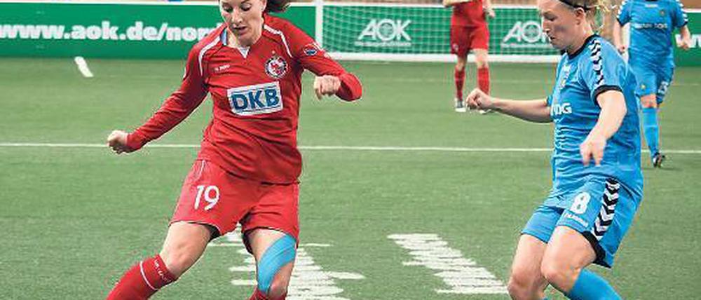 Als Titelverteidigerin dabei. Antonia Göransson (l.), hier beim 1. Turbine Hallencup 2013, kann nun doch mit zum DFB-Hallenpokal nach Magdeburg fahren. Im vergangenen Jahr wurde sie zur besten Spielerin des Turniers gekürt.