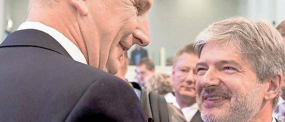 Doch alles im Lot? Innenminister Holzschuher (r.) wies erneut darauf hin, dass es zwischen ihm und Ministerpräsident Woidke keinen Dissens zur Polizeireform gebe. Die derzeit etwa 8300 Polizisten reichten aus.