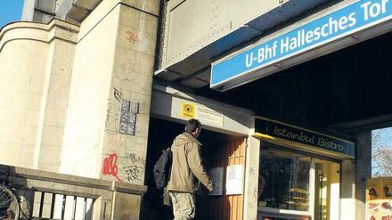 Tatort Kreuzberg. Am Halleschen Tor griff ein Autofahrer den Schüler mit einem Messer an.
