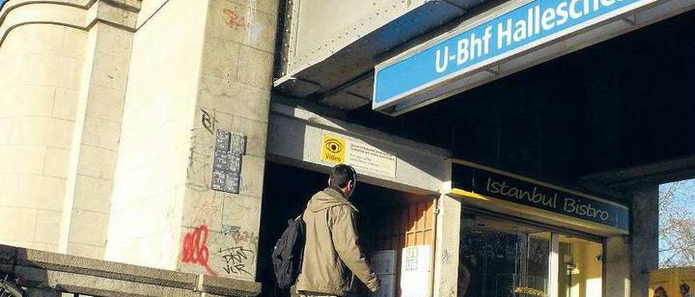 Tatort Kreuzberg. Am Halleschen Tor griff ein Autofahrer den Schüler mit einem Messer an.