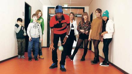 Gleich am Ball bleiben. Seit Montag lernen die 13- bis 15-jährigen Jungen und Mädchen Deutsch an der Da-Vinci-Schule. Zwischen den Unterrichtseinheiten spielt Lehrerin Kerstin Richtern mit ihren Willkommenskindern, kurz Willis genannt, im Schulflur Boule.