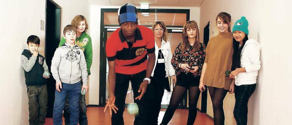 Gleich am Ball bleiben. Seit Montag lernen die 13- bis 15-jährigen Jungen und Mädchen Deutsch an der Da-Vinci-Schule. Zwischen den Unterrichtseinheiten spielt Lehrerin Kerstin Richtern mit ihren Willkommenskindern, kurz Willis genannt, im Schulflur Boule.